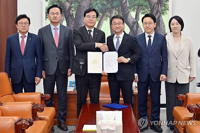 추가경정예산안 여야 합의 (서울=연합뉴스) 배재만 기자 = 더불어민주당 한병도 원내대표와 국민의힘 송언석 원내대표가 10일 국회에서 2026년도 제1회 추가경정예산안 합의문에 서명한 뒤 기념사진을 찍고 있다. 왼쪽부터 국민의힘 박형수 예결위 간사, 유상범 원내운영수석부대표, 송 원내대표, 더불어민주당 한병도 원내대표, 천준호 원내운영수석부대표, 이소영 예결위 간사. 2026.4.10 [공동취재] scoop@yna.co.kr