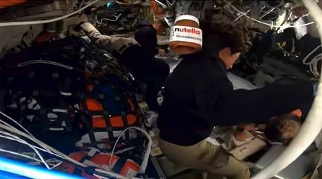 아르테미스 2호 중계 영상에 등장한 누텔라 (서울=연합뉴스) 유인 달 탐사선 아르테미스 2호가 지구에서 가장 먼 곳까지 비행한 기록을 세운 지난 6일(미 동부시간) 미국 항공우주국(NASA)이 중계한 우주선 내부 영상 화면에서 초콜릿 잼의 일종인 누텔라가 포착됐다. 2026.4.10 [NASA 영상 캡처. 재판매 및 DB 금지]