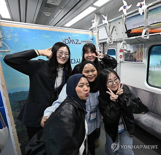 DMZ 평화이음 열차, 기념 촬영하는 외국인 유학생들 (서울=연합뉴스) 신준희 기자 = 10일 운행이 재개된 DMZ 평화이음 열차에 마련된 포토존에서 외국인 유학생 탑승객들이 기념 촬영하고 있다. 2026.4.10 [공동취재] hama@yna.co.kr