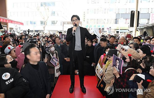 발언하는 국민의힘 한동훈 전 대표 (서울=연합뉴스) 신현우 기자 = 국민의힘 한동훈 전 대표가 22일 서울 동대문구 경동시장을 방문해 발언하고 있다. 2026.3.22 [공동취재] nowwego@yna.co.kr