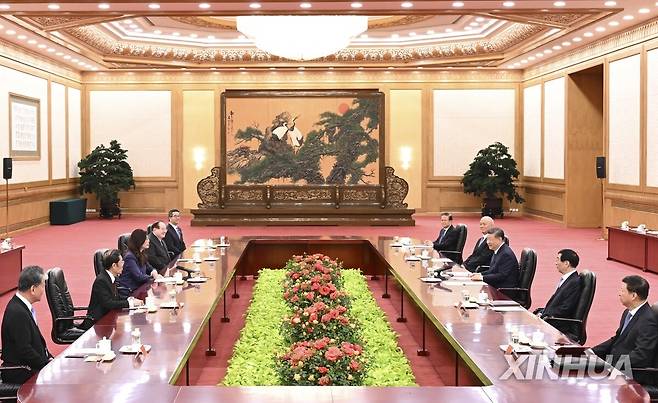 10일 베이징서 만난 시진핑 중국 국가주석과 정리원 대만 중국국민당 주석 [신화=연합뉴스. 재판매 및 DB 금지]