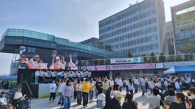 ▲ 11일 안산시 안산문화공원에서 열린 세월호 참사 12주기 토론회 및 안산 기억문화제에서 시민들이 추모 공연을 하고 있다. /추정현 기자 chu3636@incheonilbo.com