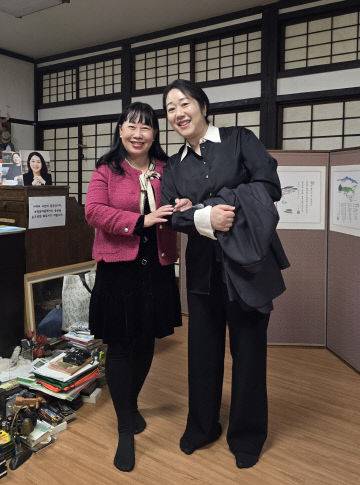 나태주 풀꽃문학관 구관 나태주 시인 방에서 필자와 나태주 시인의 딸 나민애 서울대 교수.         사진=전원우 삼일리드텍 부사장 제공