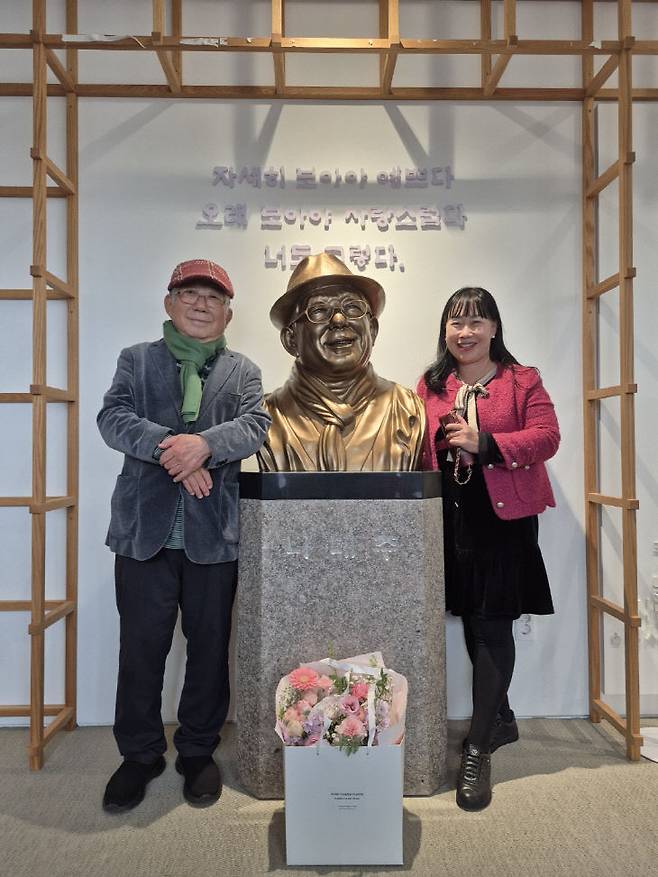 나태주 시인 흉상을 사이에 두고 나태주 시인과 필자.                                        사진=전원우 삼일리드텍 부사장 제공