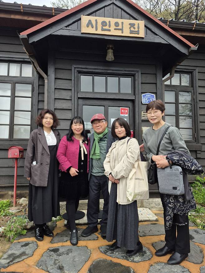 나태주풀꽃문학관 구관 앞에서 간키출판사 편집장 와타나베 에리 씨, 필자, 나태주 시인, 나태주시집 번역자 쿠로카와 세이코 씨. 일본어 통역자 한 유키코 씨.                                                               사진=전원우 삼일리드텍 부사장 제공