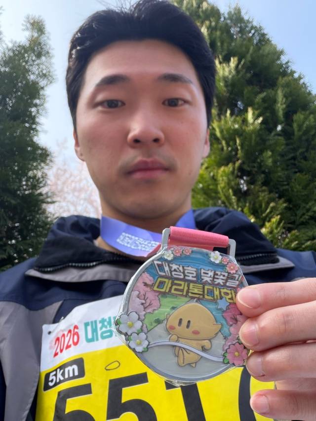 올해 새롭게 디자인된 '2026 대청호 벚꽃길 마라톤대회' 완주 메달. 사진=정현태 기자