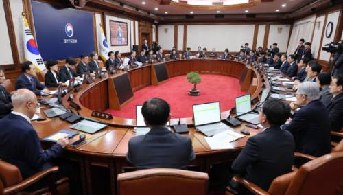 ◇김민석 국무총리가 11일 서울 종로구 정부서울청사에서 열린 임시국무회의를 주재하고 있다. 연합뉴스