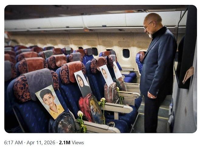 파키스탄에서 11일(현지시간) 열리는 종전협상을 위해 현지에 도착한 이란 대표단이 미·이스라엘의 공습으로 대규모 사상자가 발생한 초등학교 희생자의 유품과 영정사진을 기내 좌석에 싣고 이동했다. 모하마드 바게르 갈리바프 이란 의회 의장이 기내에서 초등학교 희생자들의 사진에 묵념하는 모습. /연합뉴스