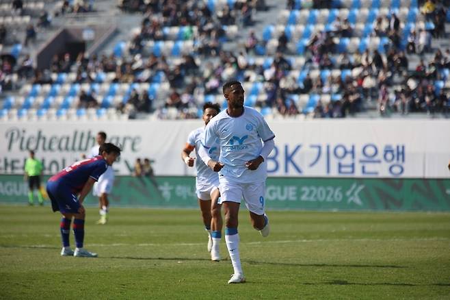 ▲ 대구FC 에드가가 11일 하나은행 K리그2 2026 7라운드 후반전에 헤딩골을 넣은 후 세레모니를 하고 있다. 대구FC