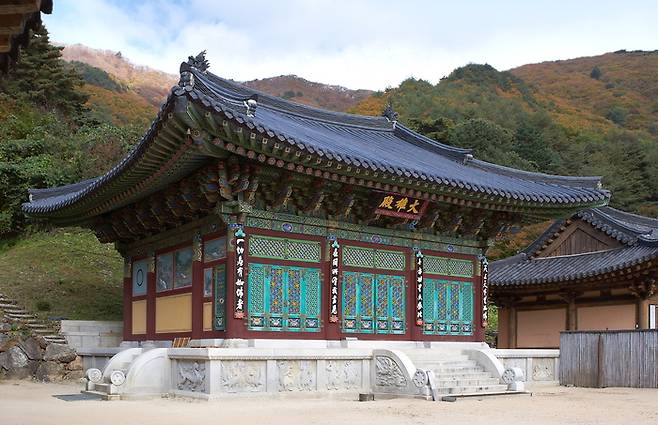 봉화 각화사 대웅전 전경. 단청의 색채와 기와선이 어우러진 법당 뒤로 각화산 자락이 펼쳐져 깊은 산사의 고요함을 전한다. 황준오기자