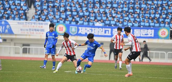 11일 제주종합경기장 주경기장에서 열린 '2026 제주일보 백호기 전도 청소년축구대회' 고등부 준결승전에서 제주제일고와 제주중앙고 선수들이 볼을 다투고 있다.(사진=고봉수 기자)