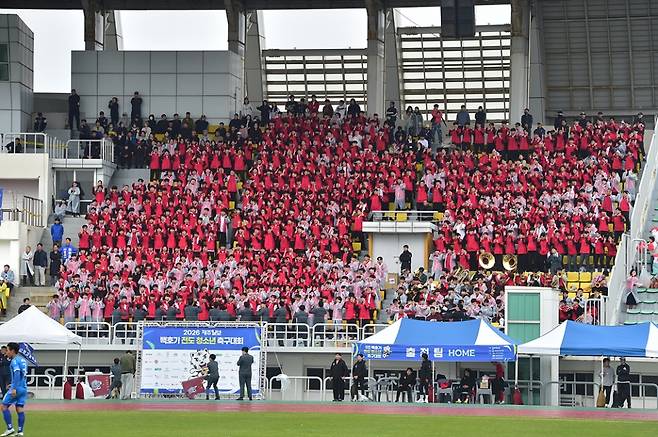 지난 9일 비가 오는 날씨에도 오현고등학교가 응원을 펼친 가운데 응원 타올을 이용해 노래를 부르고 있다.