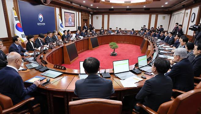 ▲김민석 국무총리가 11일 서울 종로구 정부서울청사에서 열린 임시국무회의를 주재하고 있다.