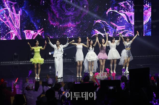 11일 서울 서대문구 연세대 100주년 콘서트홀에서 열린 비바브라보 2nd Festival에서 미스트롯3 Top7 정서주, 배아현, 오유진, 미스김, 나영, 김소연, 정슬이 공연을 하고 있다. 고이란 기자 photoeran@