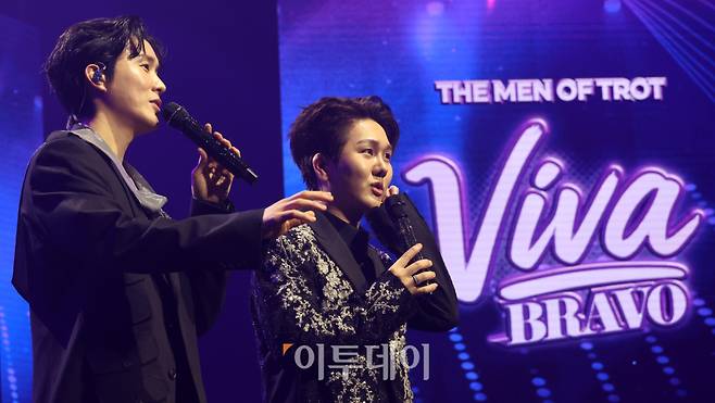 11일 서울 서대문구 연세대 100주년 콘서트홀에서 열린 비바브라보 2nd Festival에서 가수 김수찬, 신유가 공연을 하고 있다. 고이란 기자 photoeran@