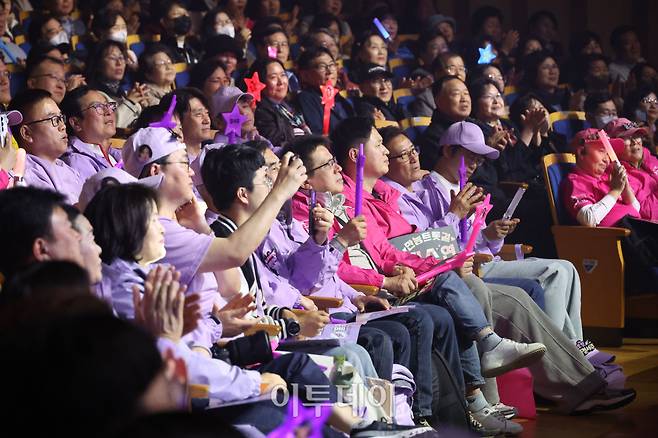 11일 서울 서대문구 연세대 100주년 콘서트홀에서 열린 비바브라보 2nd Festival에서 관람객들이 미스트롯3 Top7 정서주, 배아현, 오유진, 미스김, 나영, 김소연, 정슬의 공연을 감상하고 있다. 고이란 기자 photoeran@