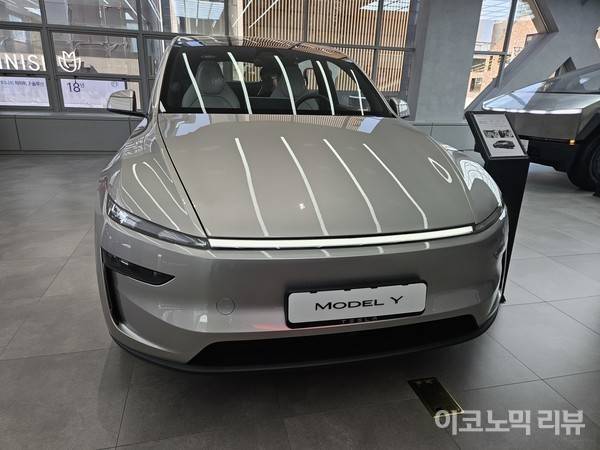 테슬라 스토어에 전시된 모델YL. 사진=최은총 이코노믹리뷰 기자