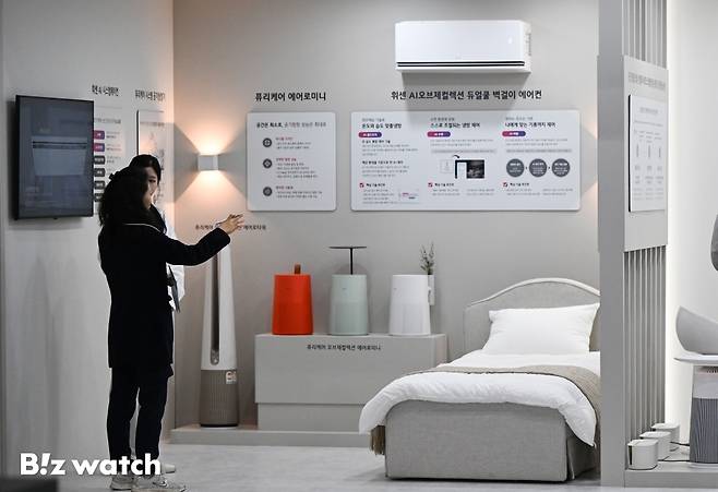 LG전자가 8일 서울 삼성동 코엑스에서 개막한 국제 기후테크 공기산업박람회 '에어페어 2026'에 참가해 혁신 기술을 적용한 공기질 관리 솔루션을 대거 선보이고 있다./사진=이명근 기자 qwe123@