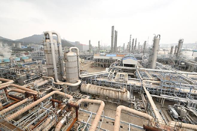 중동 사태에 따른 원료 수급 불안 영향으로 '나프타 대란' 우려가 확산하고 있는 지난 1일 오후 전남 여수시 여수국가산단 내 여천NCC 나프타 가공 설비들이 가동 중이다. (사진=연합뉴스)