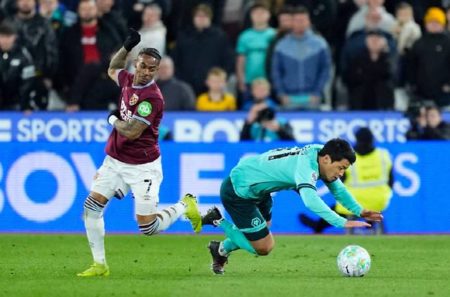 오른쪽 황희찬.(사진=AFPBBNews)