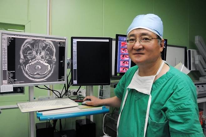 얼굴 한쪽에 극심한 통증을 몰고 오는 삼차신경통, 그리고 이를 근치하는 핵심 수술 미세혈관감압술(MVD)을 부울경에서 선도해온 봉생기념병원 이상훈 명예원장. 그가 지금까지 해온 MVD 수술만 4700례를 넘었다. 사진=봉생기념병원
