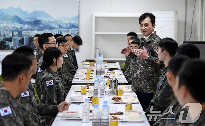 안규백 국방부 장관이수도권 패트리어트 포대를 방문해 병영식당에서 장병들과 식사를 하며 격려하고 있다. (국방부 제공. 재판매 및 DB 금지) 2025.10.4 ⓒ 뉴스1