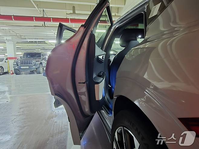 기아 준중형 전기 SUV 'EV6' 롱레인지 2WD 모델 2열 문 모습. 2026.04.09/뉴스1 김성식 기자