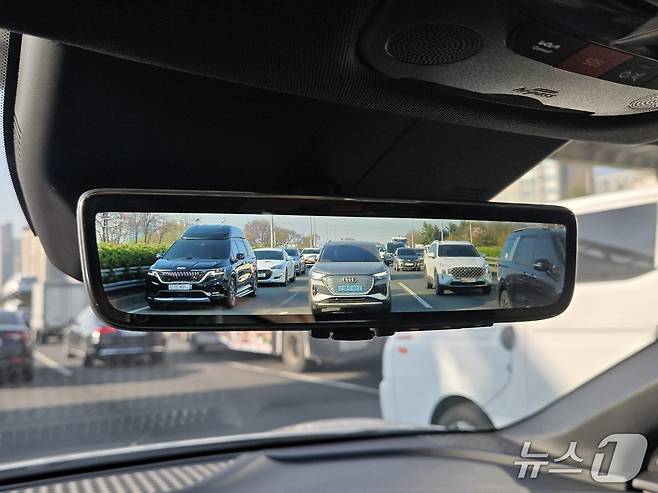 기아 준중형 전기 SUV 'EV6' 롱레인지 2WD 모델에 선택 사양으로 제공되는 '디지털 룸미러'에 비친 서울 올림픽대로의 모습. 2026.04.08/뉴스1 김성식 기자