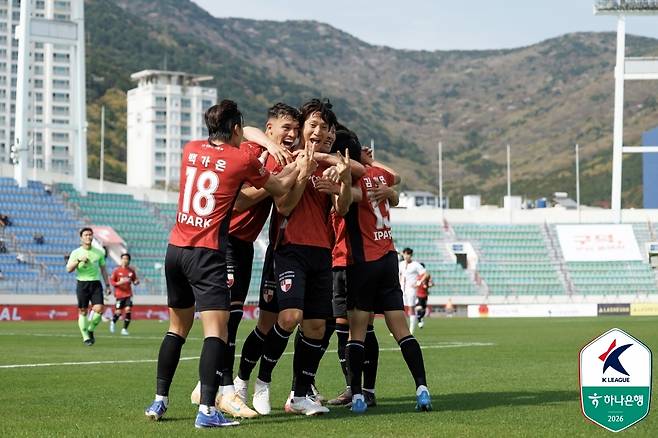 개막 후 7경기 연속 무패 행진을 이어가는 부산 아이파크(한국프로축구연맹 제공)
