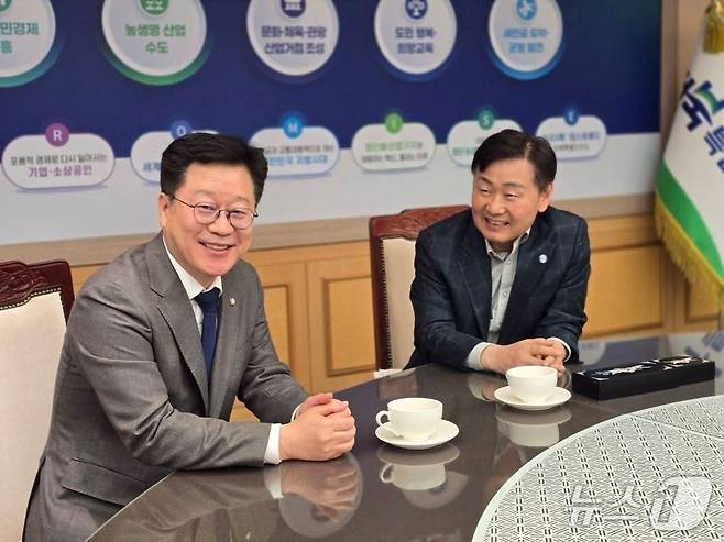 김관영 전북지사(오른쪽)와 안호영 국회의원(왼쪽)./뉴스1
