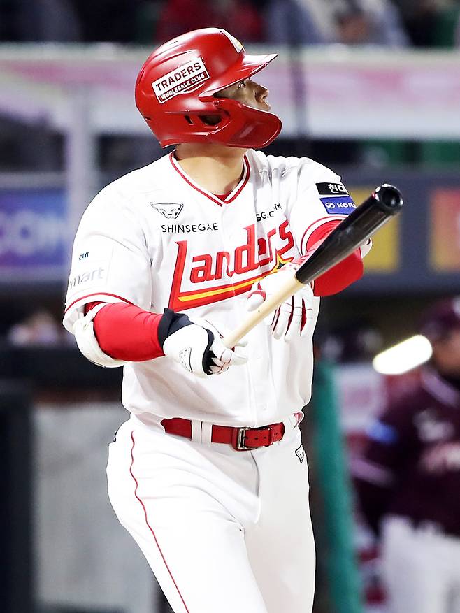 SSG 김재환이 31일 인천SSG랜더스필드에서 열린 2026 KBO리그 정규시즌 키움과 경기에서 7회말 3점포를 터뜨리고 있다. 사진 | SSG 랜더스