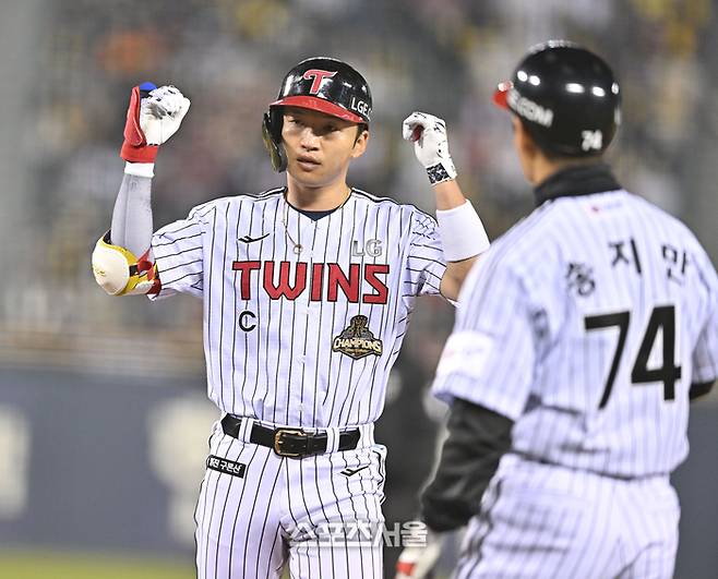 LG 박해민이 2일 서울 잠실구장에서 열린 2026 KBO리그 KIA전 7회말 1사 좌중간 안타를 친 후 세리머니를 하고 있다. 잠실 | 최승섭기자 thunder@sportsseoul.com