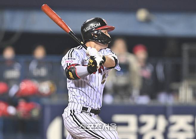 LG 문성주가 2일 서울 잠실구장에서 열린 2026 KBO리그 KIA전 6회말 2사 중전안타를 치고 있다. 잠실 | 최승섭기자 thunder@sportsseoul.com