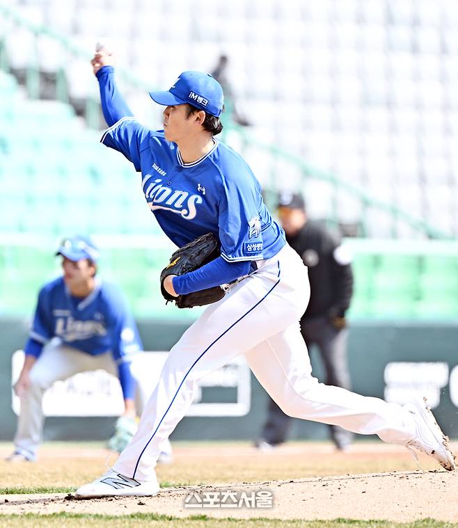 삼성 미야지가 17일 문학구장에서 열린 2026 KBO리그 SSG와의 시범경기에 등판해 힘차게 공을 던지고 있다. 문학 | 박진업 기자 upandup@sportseoul.com