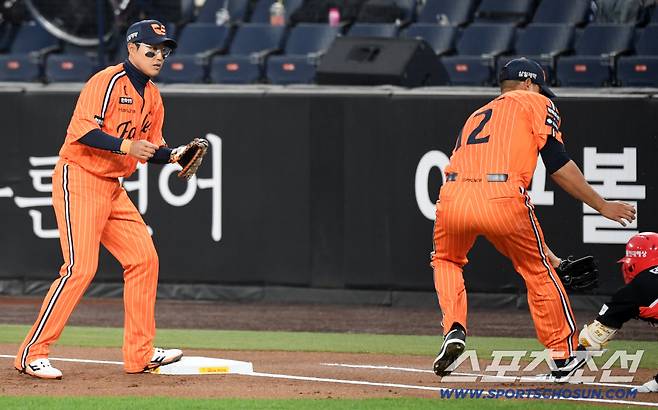 토스를 기다리던 채은성은 에르난데스가 직접 태그 하자 깜짝 놀랐다.