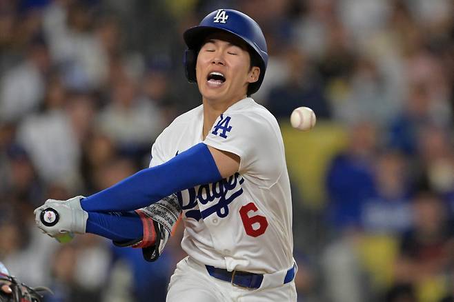 Apr 10, 2026; Los Angeles, California, USA; Los Angeles Dodgers second baseman Hyeseong Kim (6) reacts after fouling a ball off his foot in the fifth inning against the Texas Rangers at Dodger Stadium. Mandatory Credit: Jayne Kamin-Oncea-Imagn Images
<저작권자(c) 연합뉴스, 무단 전재-재배포, AI 학습 및 활용 금지>