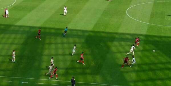 측면에서 중앙으로 유려하게 전개하는 서울의 원터치 패스 연계. ⓒJTBC 스포츠