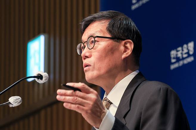 이창용 한국은행 총재가 10일 서울 중구 한국은행에서 열린 통화정책방향 기자간담회에서 질문에 답하고 있다. /뉴스1