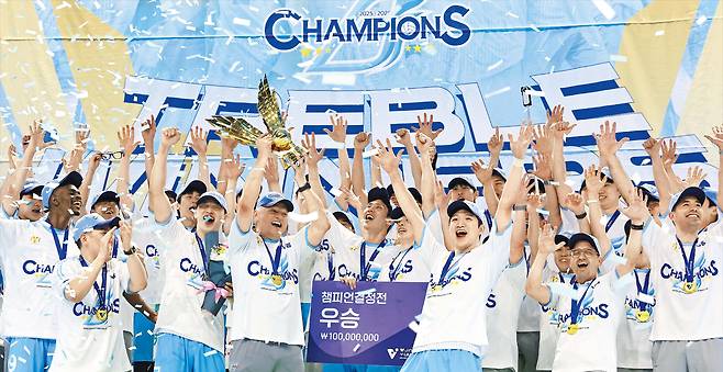 대한항공 선수단이 10일 인천 계양체육관에서 열린 2025-2026 시즌 프로배구 V리그 남자부 챔피언결정 5차전에서 현대캐피탈을 꺾고서 우승 세리머니를 하고 있다. 우승 트로피를 들고 기뻐하는 헤난 달 조토 감독과 선수들 뒤로 트레블(컵 대회·정규리그·챔프전 우승)을 기념하는 현수막이 걸려 있다. /연합뉴스