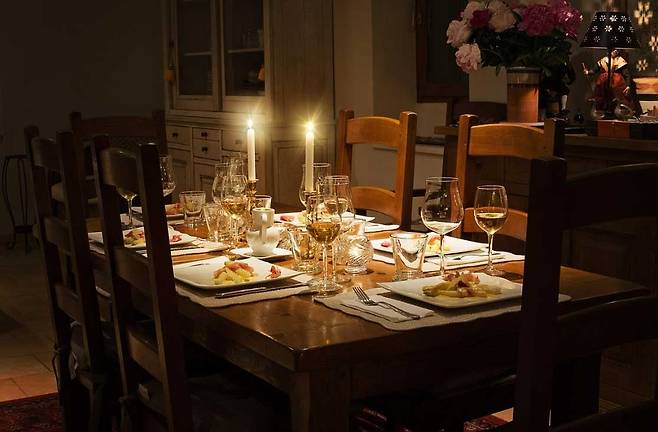 가족, 친구, 음식. 세 가지만 유지되면 인생은 계속 된다.