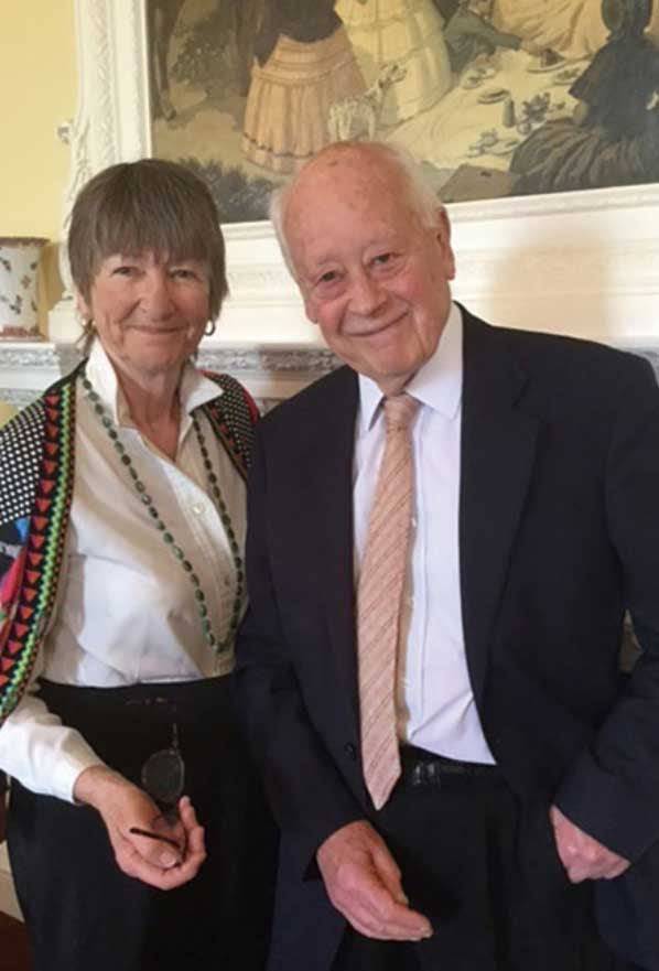 2018년에 먼저 타계한 아내 엘리자베스는 찰스 핸디의 최고의 친구였다.