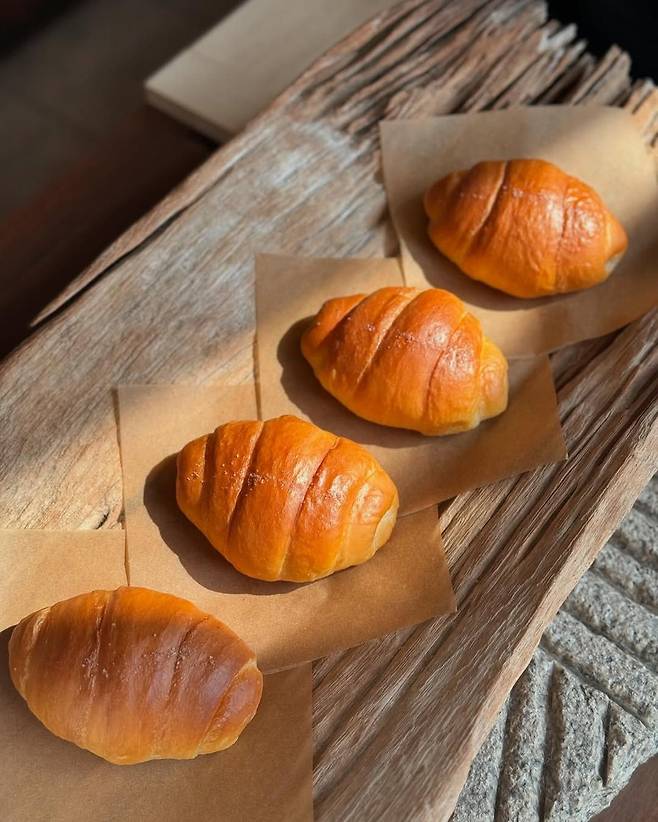 하루 7천개가 팔린다는 핫한 소금빵 맛집 ‘자연도 소금빵&자연도가’. 인스타그램 @saltbread.in.seaside