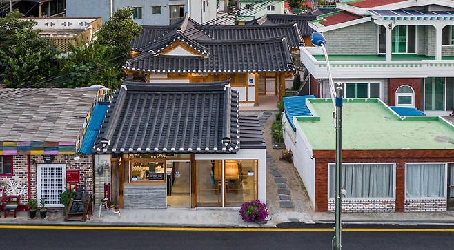 충남 공주시 반죽동의 한옥 게스트하우스 ‘반죽동 그곳’과 카페. 길가에 있는 카페의 옆길을 들어서면 바로 게스트하우스 앞마당이 나온다. 전미경희 씨 제공