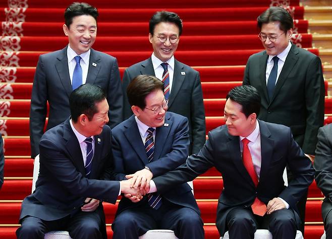 이재명 대통령과 정청래 더불어민주당 대표, 장동혁 국민의힘 대표가 7일 청와대에서 열린 여야정 민생경제협의체 회담 및 오찬에서 손을 맞잡으며 웃고 있다. 청와대통신사진기자단