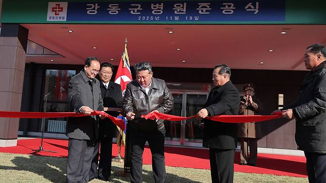지난해 11월 평양 외곽 강동군병원 준공 테이프를 자르고 있는 김정은. 강동군병원의 치료비는 북한 전국 치료비의 기준이 될 것으로 보인다. 노동신문 뉴스1