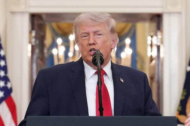 도널드 트럼프 미국 대통령이 1일(현지 시간) 백악관 크로스홀에서 이란 전쟁과 관련해 대국민 연설을 하고 있다. 2026.04.02. [워싱턴=AP/뉴시스]