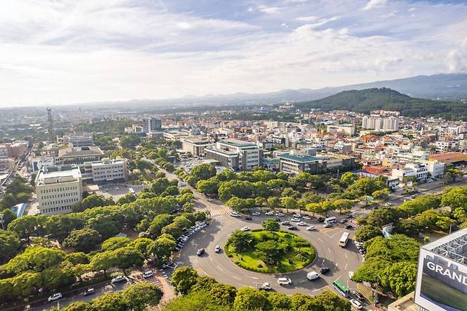 제주특별자치도청과 신제주로터리 일대 전경. 제주특별자치도가 2027년도 주민참여예산 사업 공모에 들어갔다. 공모 규모는 376억원으로 도민이 직접 생활 현장 사업을 제안하고 선택하는 방식으로 운영된다. /사진=제주특별자치도 제공