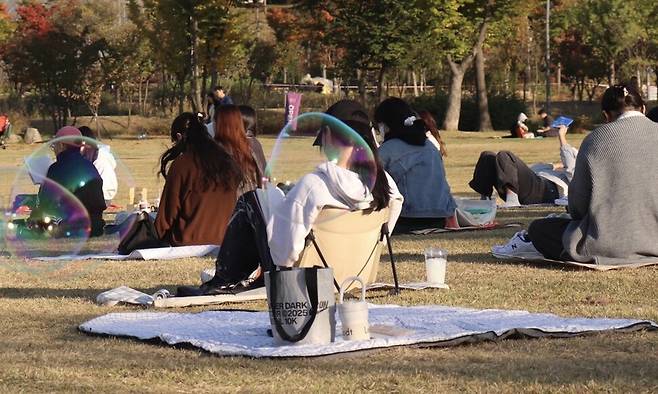 지난해 10월 서울식물원 잔디광장에서 열린 침묵독서클럽에서 사람들이 책을 읽고 있다. 침묵독서클럽 제공