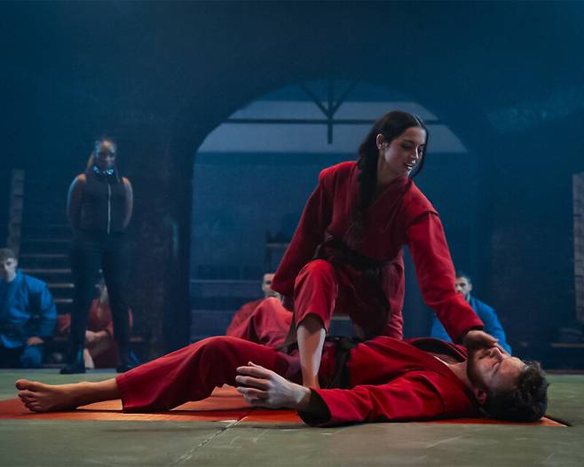 영화 ‘발레리나’에서 주인공 이브는 ‘여자처럼 싸우라’는 교관의 한마디에 각성해 작은 체구와 힘의 열세를 극복한다. 판시네마 제공