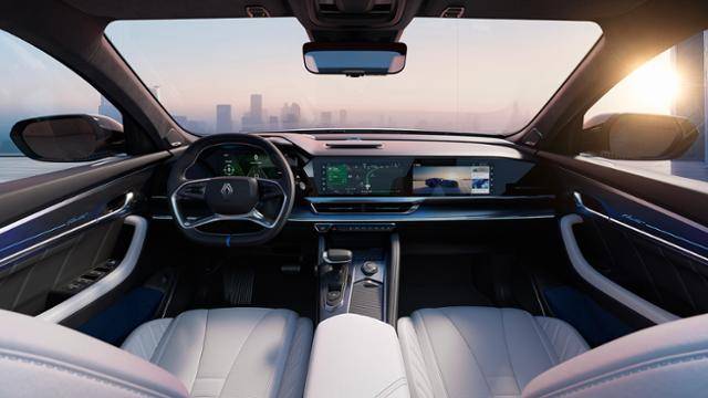 르노 필랑트 실내. 1열 동승석까지 쭉 뻗은 오픈알(openR) 파노라마 스크린이 한층 개선된 기능을 제공한다. 르노코리아 제공